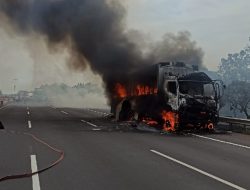 Mobil Bawa Ribuan Paket Belanja Online Terbakar di Tol Cipali Subang