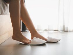 Larangan Sandal Hotel di Restoran, Bukan Sekadar Etika tapi Hal Ini