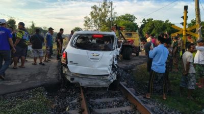 Kecelakaan KA Bangunkarta Tabrak Mobil di Indramayu, Dua Orang Luka