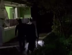 Miris! Lansia Sakit di Cianjur Ditandu dengan Sarung dan Bambu karena Tidak Ada Akses Mobil