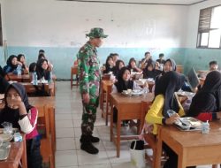 Pastikan Aman, TNI Kawal Pembagian Makanan Bergizi di Pabuaran Subang