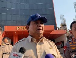 Prabowo Jenguk Polisi Cidera, Janjikan Kenaikan Pangkat Luar Biasa