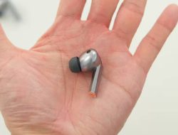 Samsung Bantah Tiru Desain AirPods pada Galaxy Buds 3 Pro