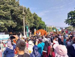 Festival Pesisiran Kota Cirebon Meriah, Warga Padati Kirab Budaya di Depan Balai Kota