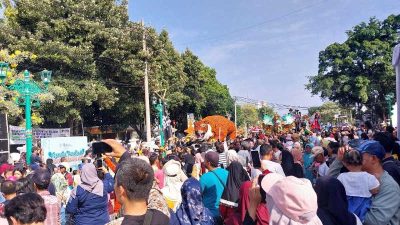 Festival Pesisiran Kota Cirebon Meriah, Warga Padati Kirab Budaya di Depan Balai Kota