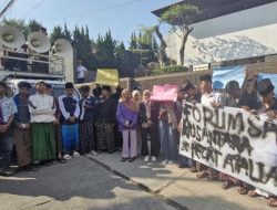 Forum Santri Nusantara Bandung Raya Datangi Rumah Atalia Praratya, Tuntut Permintaan Maaf 