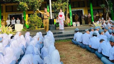 Mengenakan Kimono, Guru Jepang Miku Sensei Disambut Meriah oleh Siswa SMKN 1 Subang