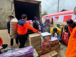 PT Dahana Salurkan Bantuan untuk Korban Banjir dan Longsor di Sukabumi
