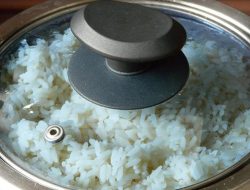 Inilah Penyebab Nasi Cepat Basi yang Sering Terjadi di Rumah