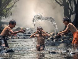 Salah Satu Kegiatan Favorit, Ternyata Ini Manfaat Bermain Air untuk Anak