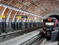 Penumpang LRT Jabodebek Dievakuasi Jalan Kaki di Jalur Layang, KAI Sebut Itu Pilihan Terakhir