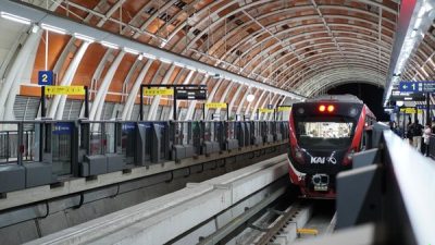 Penumpang LRT Jabodebek Dievakuasi Jalan Kaki di Jalur Layang, KAI Sebut Itu Pilihan Terakhir
