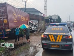 Hindari Pemotor, Truk Kontainer Tabrak Ruko di Jalur Pantura Ciasem Subang 
