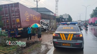 Hindari Pemotor, Truk Kontainer Tabrak Ruko di Jalur Pantura Ciasem Subang 