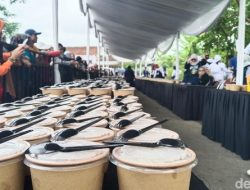 2.417 Porsi Kupat Tanjung Pecahkan Rekor MURI, Ribuan Warga Tasikmalaya Makan Ketupat Bersama