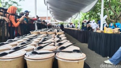 2.417 Porsi Kupat Tanjung Pecahkan Rekor MURI, Ribuan Warga Tasikmalaya Makan Ketupat Bersama