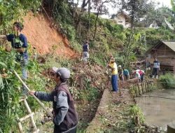Saluran Air di Bandung Barat Tertutup Longsor, Warga Cibedug Terdampak