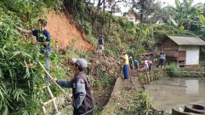 Saluran Air di Bandung Barat Tertutup Longsor, Warga Cibedug Terdampak