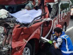 Mobil Travel Tabrak Truk di Tol Cipularang, Satu Penumpang Tewas