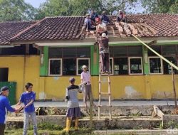 Warga Sukabumi Gotong Royong Bongkar Ruang Kelas SDN Gunungbatu yang Rusak Berat