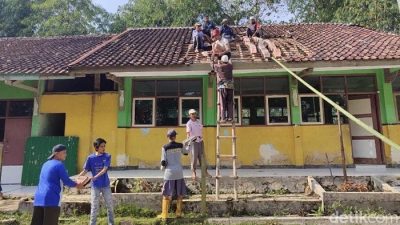 Warga Sukabumi Gotong Royong Bongkar Ruang Kelas SDN Gunungbatu yang Rusak Berat