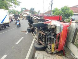 Truk Bermuatan Wortel Terguling di Tikungan ‘Maut’ Saripohatji Ciamis, Lalu Lintas Sempat Tersendat