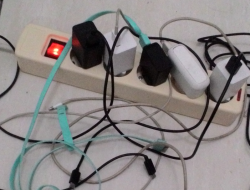 Awas! Ada Bahaya Mengintai di Balik Kebiasaan Lupa Mencabut Charger dari Stopkontak