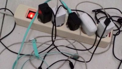Awas! Ada Bahaya Mengintai di Balik Kebiasaan Lupa Mencabut Charger dari Stopkontak