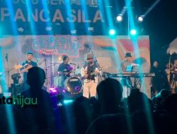 Ribuan Warga Padati Alun-Alun Subang, Parade Hujan Bikin Pecah Suasana!