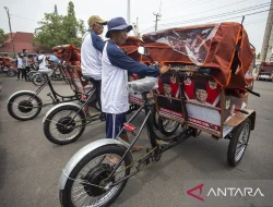 Presiden Prabowo Berikan 100 Unit Becak Listrik untuk Tukang Becak Lansia di Indramayu