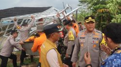 Polres Subang Gerak Cepat Bantu Korban Puting Beliung di Cikaum