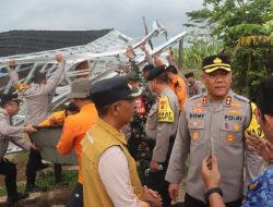 Polres Subang Gerak Cepat Bantu Korban Puting Beliung di Cikaum