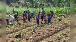 ‎Polisi dan Petani Cilik SDN Babakanjawa III Majalengka Tanam 1000 Pohon di Batu Pantun