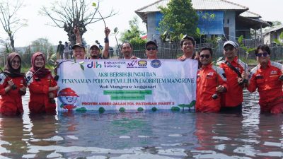 Pulihkan Pesisir Subang, Kolaborasi Lintas Lembaga Aksi Bersih Sungai & Tanam Mangrove