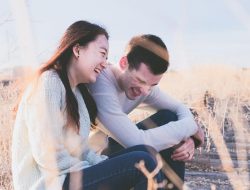 Ini Bahasa Tubuh Laki-laki yang Menandakan Dia Suka Sama Kamu!