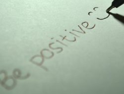 Begini Cara Agar Pikiran Tetap Positif di Tengah Masalah