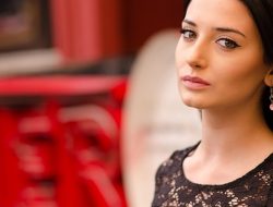 Kebiasaan Kecil yang Bikin Cewek Terlihat Lebih Cakep