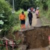 Jembatan di Sukaresmi Ambruk Diterjang Hujan Deras, Akses Dua Kampung Terputus