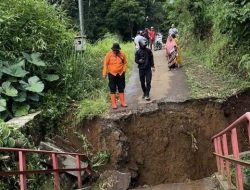 Jembatan di Sukaresmi Ambruk Diterjang Hujan Deras, Akses Dua Kampung Terputus