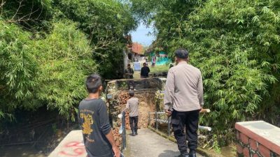 Jembatan Penghubung Dua Desa di Majalengka Ambruk, Diduga Akibat Erosi Sungai