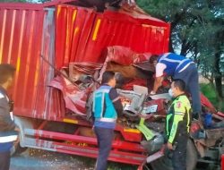 Diduga Mengantuk, Sopir Tewas dalam Kecelakaan Dua Truk di Tol Japek