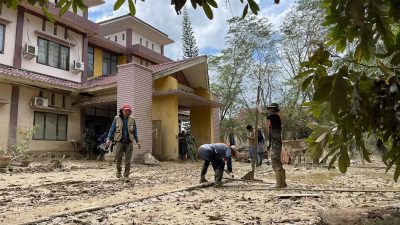 Agam Rinjani Turun ke Lokasi Bencana, Bersihkan Kantor Dinkes Aceh Tamiang