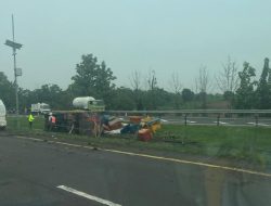 Truk Bermuatan 7 Ton Ikan Alami Kecelakaan di KM 136 Tol Cipali
