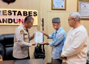 Kakek Engkin, Korban Penipuan Emas di Sukajadi, Terima Penghargaan Atas Keberanian