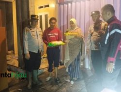 Puluhan Rumah Dirusak Puting Beliung, Polsek Ciasem Subang Kirim Beras dan Mie Instan