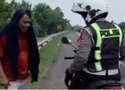 Pria Nekat Jalan Kaki di Tol Cipali Demi Ambil Ponsel, Polisi Beri Pertolongan