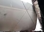 Angin Puting Beliung Terbangkan Bangkai Pesawat, Timpa Permukiman Warga di Bogor