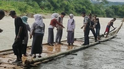 Siswa di Pelosok Cianjur Bertaruh Nyawa Seberangi Sungai demi Sekolah, Jembatan Tak Kunjung Diperbaiki