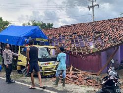 Hindari Kucing yang Melintas, Truk Tabrak Atap Rumah Warga di Tasikmalaya