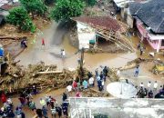 Brimob Polda Jabar Evakuasi Warga Terdampak Banjir Bandang di Sukabumi
